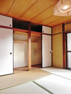 東山二条貸家　西側 リビング
