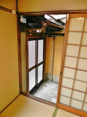 東山二条貸家　西側 玄関