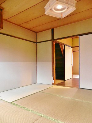 東山二条貸家　西側 リビング