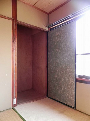 東山二条貸家　西側 収納