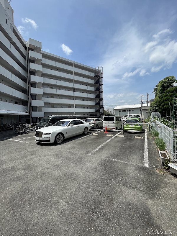 リバーロードタカノ 駐車場
