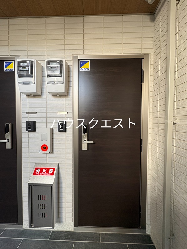 エンラージ西院 玄関