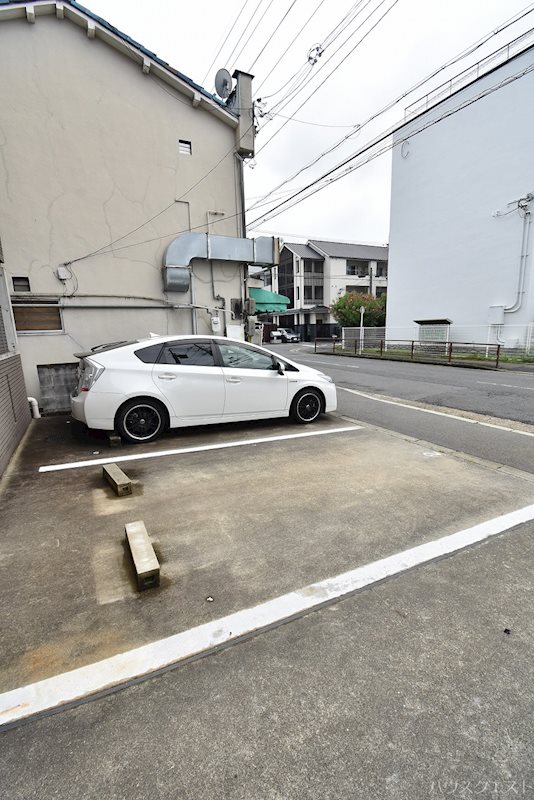 グロリアス深草 駐車場