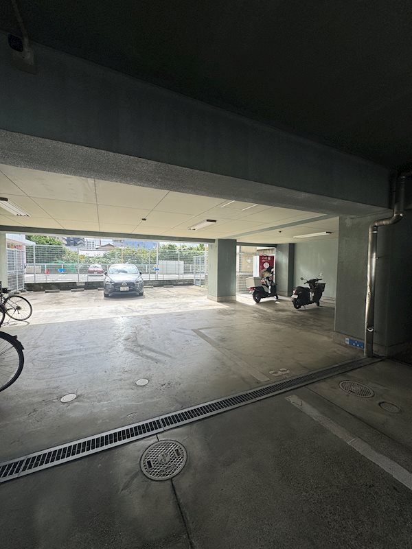 高辻ロイヤルフラッツ 駐車場