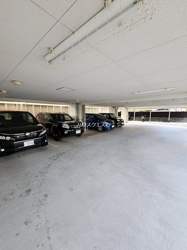 フォース三条 駐車場