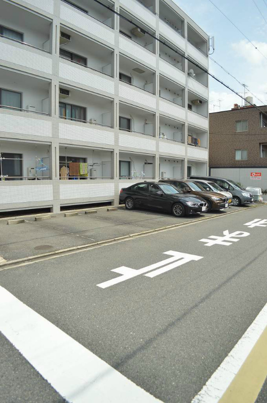 グレーシー西ノ京 駐車場