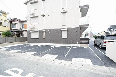 ヴェルドミール・ヴァリ 駐車場