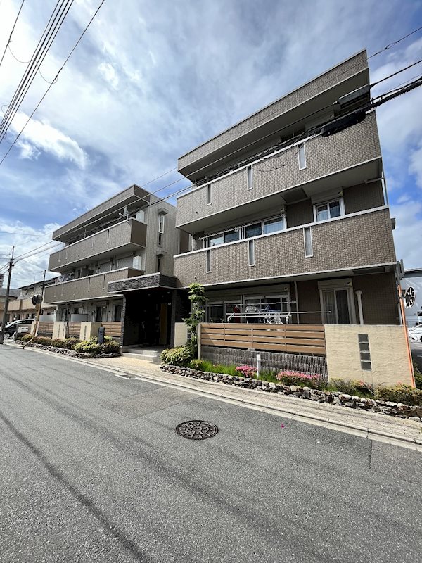 グランシャリオ西院 外観