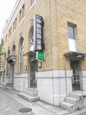セトル御所東 銀行