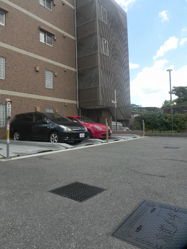プレサンス京大前 駐車場