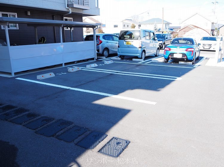シャーメゾンロザンジュ 駐車場