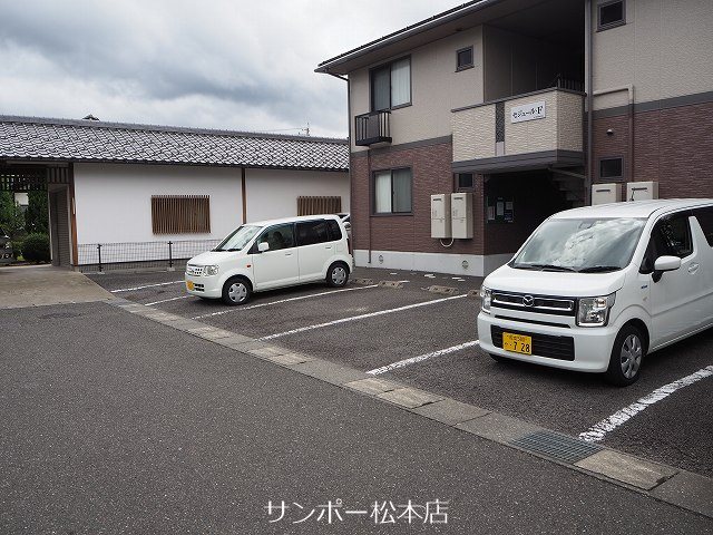セジュールＦ 駐車場