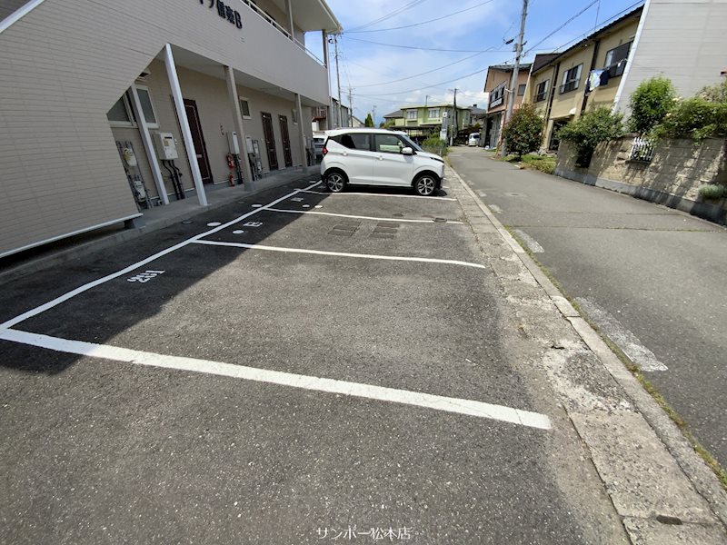 ハイツ信楽B棟 駐車場