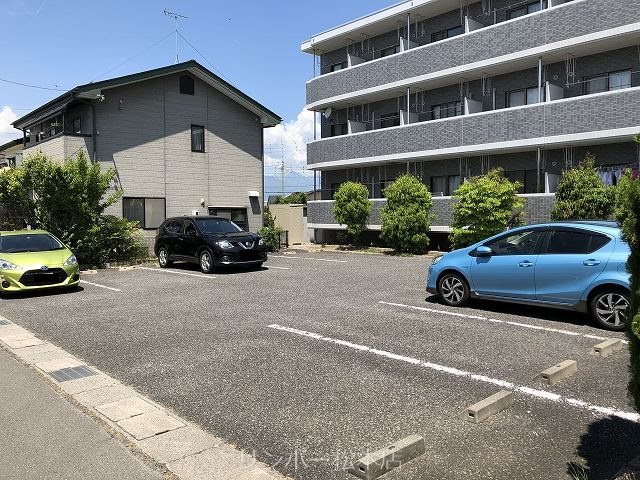 コニファーマンション 駐車場