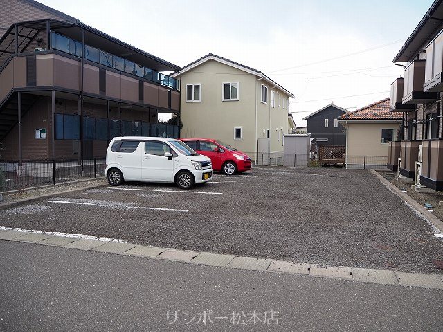 アルテナードＭ 駐車場