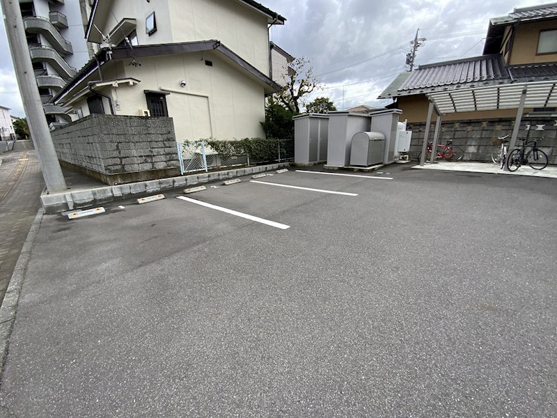 アーバンクレスト白板 駐車場