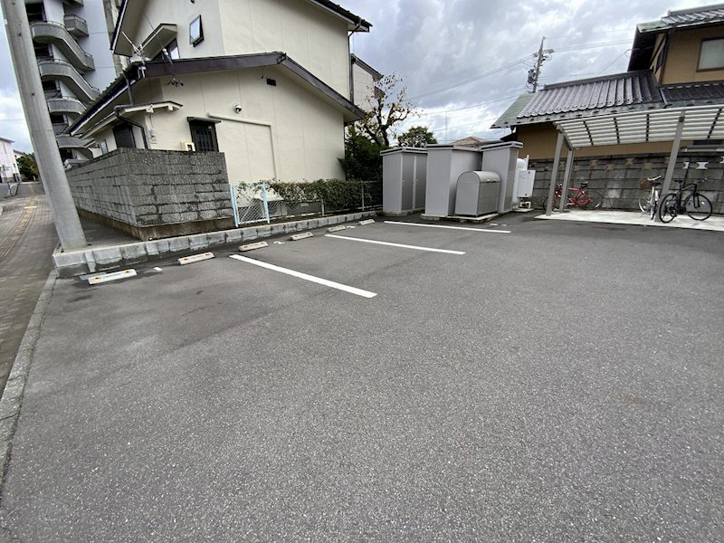 アーバンクレスト白板 駐車場