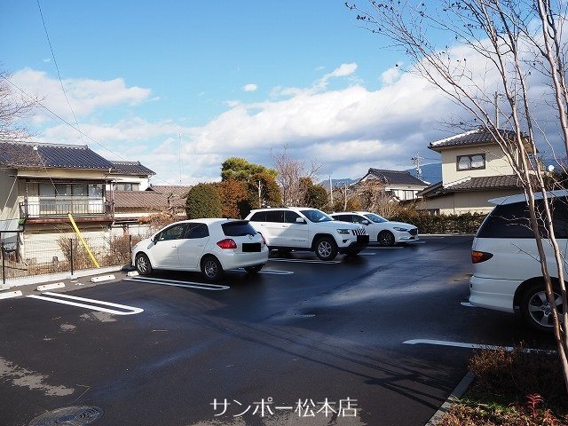 プレステージ・アルプスⅢ 駐車場