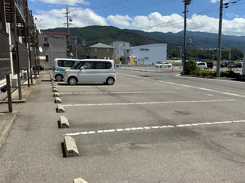 コーポシャローム 駐車場