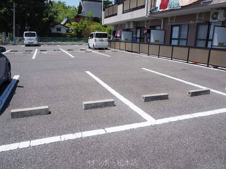 Limpiaメゾンタナカ 駐車場