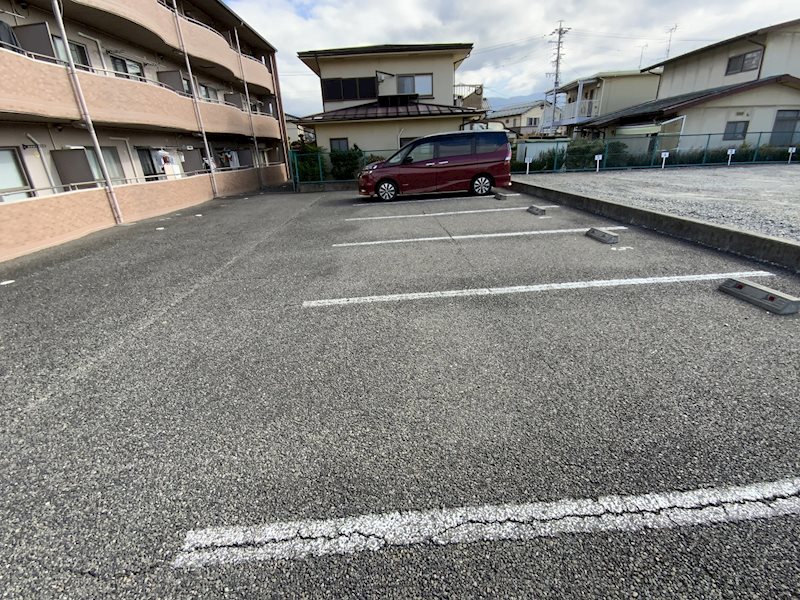 ラトゥールTOWA 駐車場