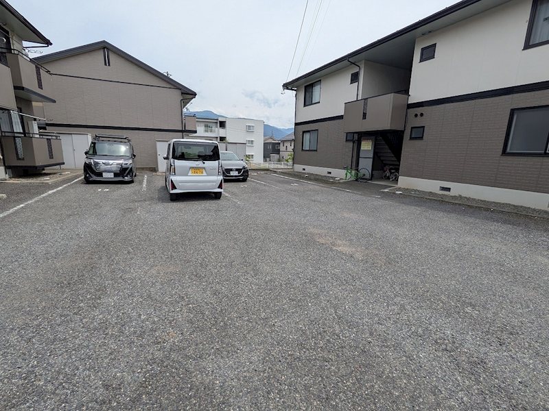グランドール沢村 駐車場