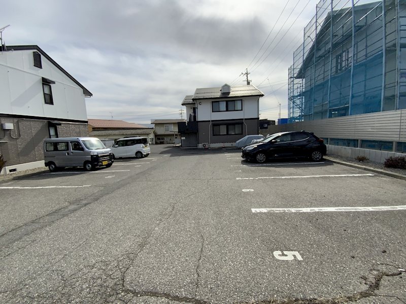 シャルマン沢村A棟 駐車場
