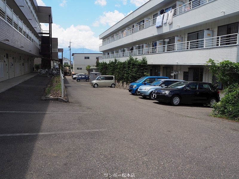 アップルズH 駐車場