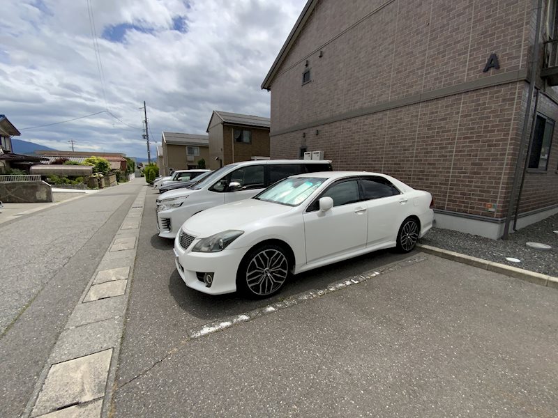 ドミール・K 駐車場