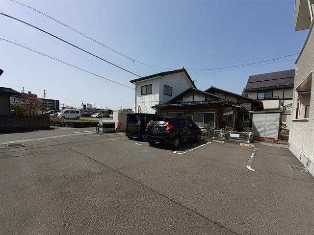 ハチマル 駐車場