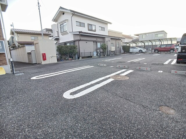 ウララ 駐車場