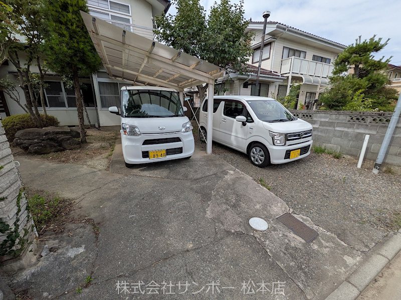 小屋北1丁目貸家 駐車場