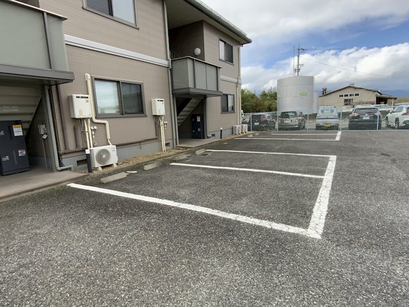 カーサ・マッローネ　B棟 駐車場