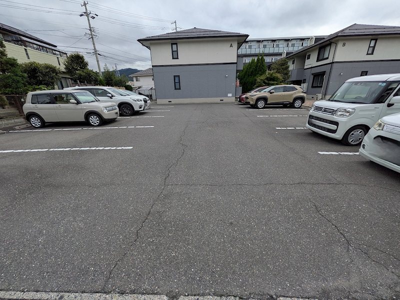 ウィステリア沢村　A棟 駐車場