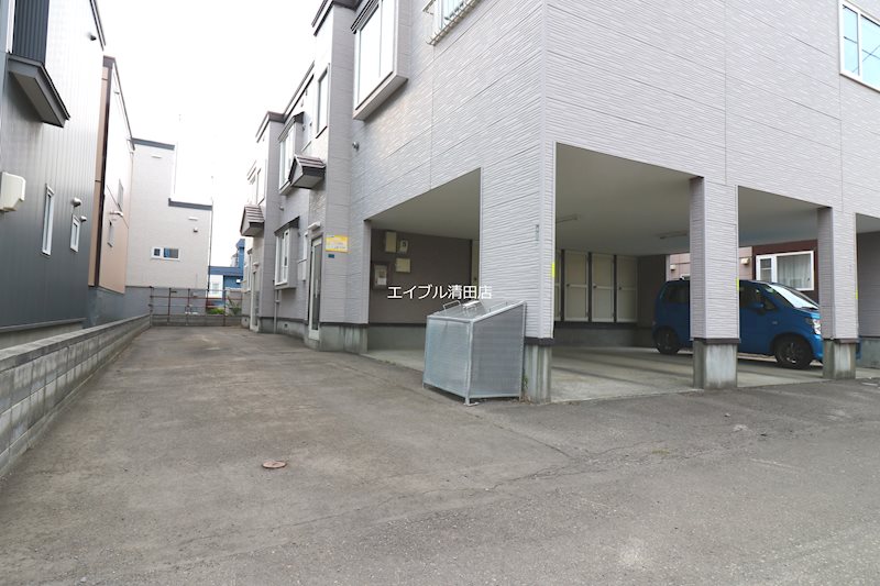 カルム真栄 駐車場
