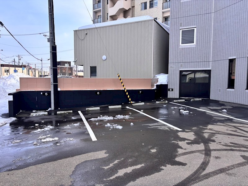 カーム北18条 駐車場