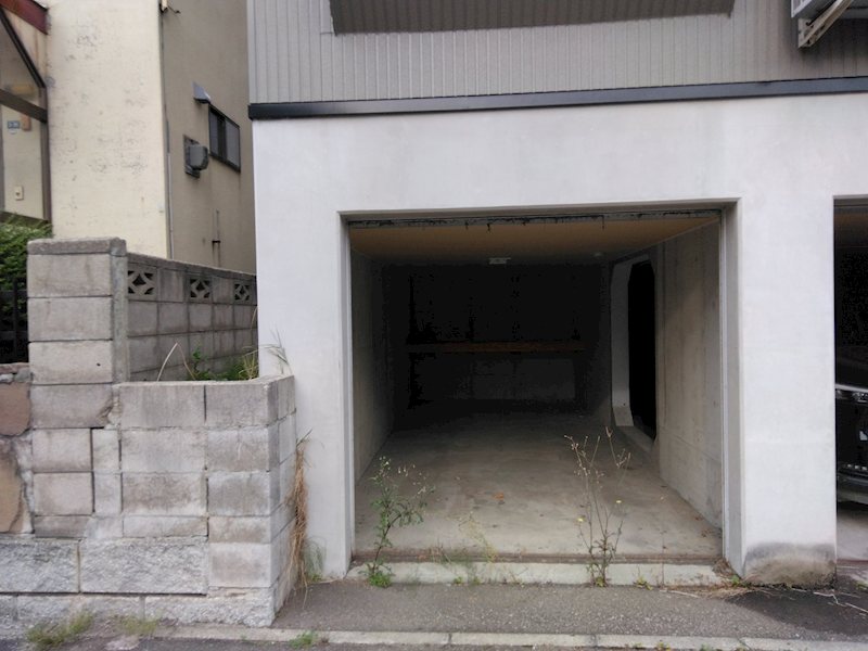 カステル北野 駐車場
