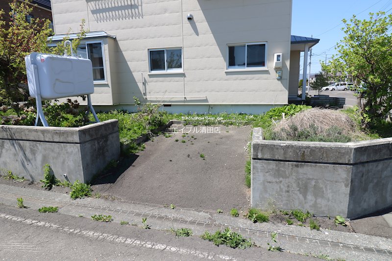 大曲幸町１丁目貸家 駐車場