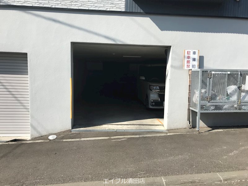 ウイングコート 駐車場