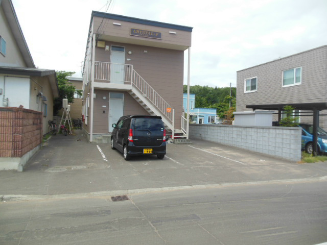 クリスタルＦ 駐車場
