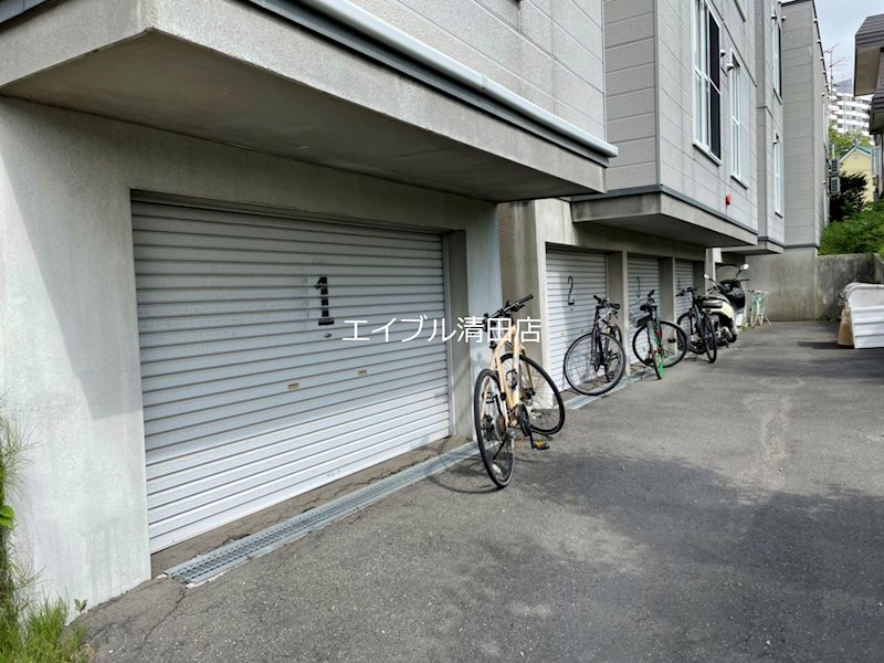 クレセント 駐車場