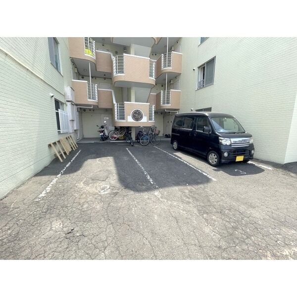 ウィスタリア元町 駐車場