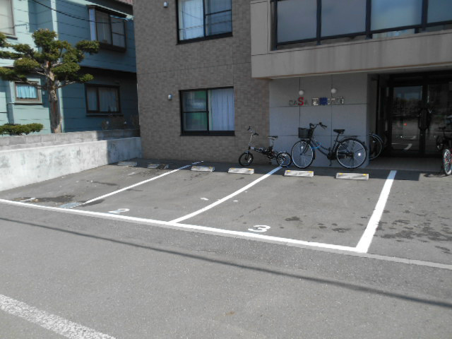 カーサ国際大前 駐車場