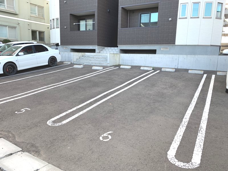 アベイユ 駐車場