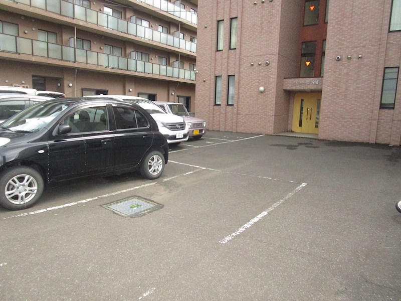コムフォート北16条 駐車場