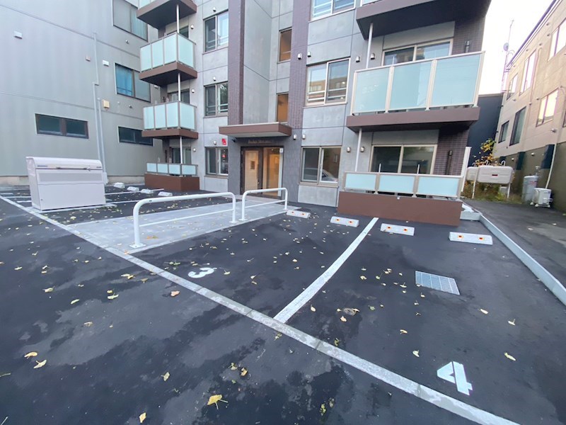 ラディーチェ元町 駐車場
