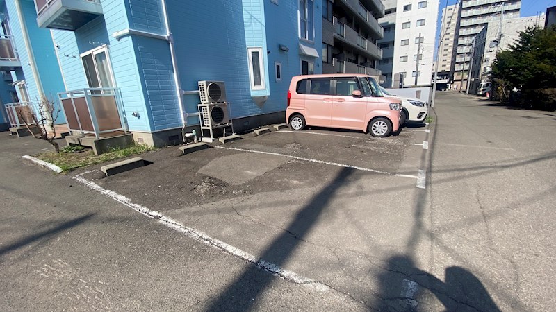 エルムスＢ 駐車場