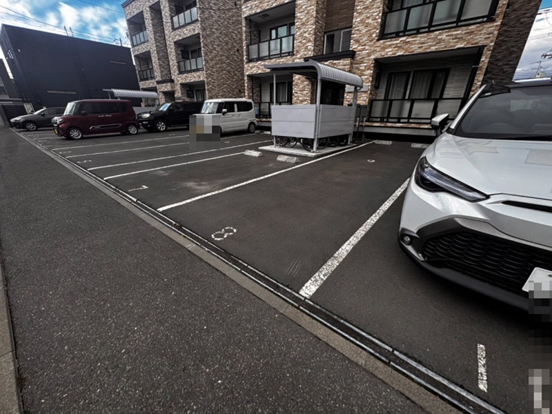 エターナルライトB 駐車場