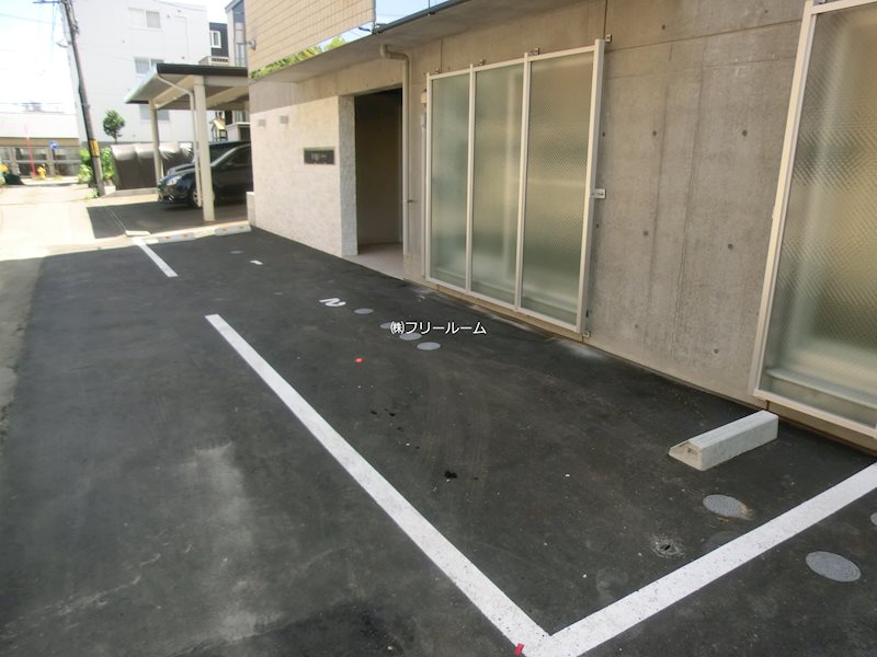 FERIO月寒中央 駐車場