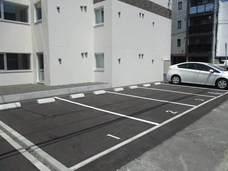 ブルーイング本町 駐車場